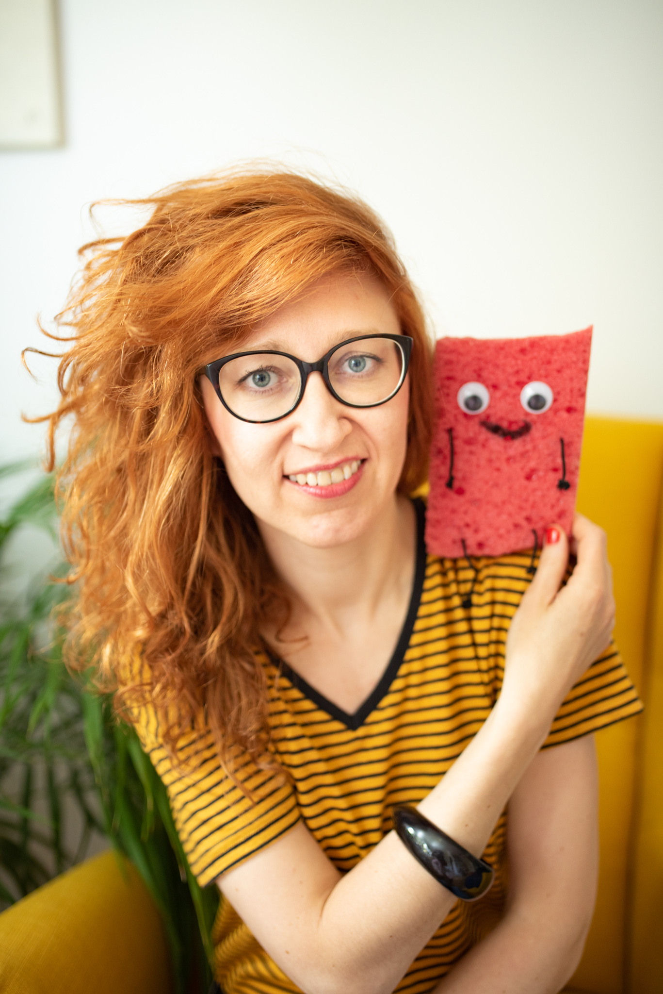 kobieta-siedząca-na-fotelu-trzymająca-w-ręku-spongebob