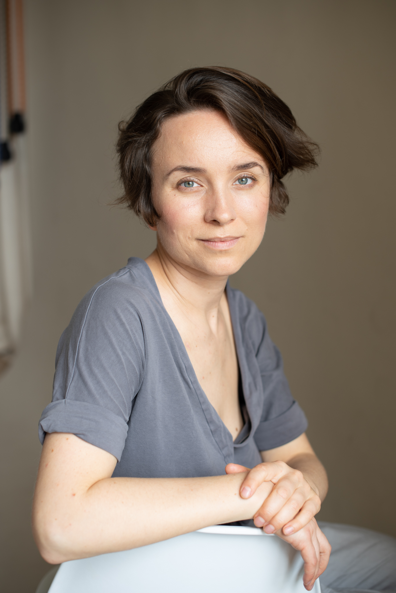 portret-kobiety-na-krześle-w-studio